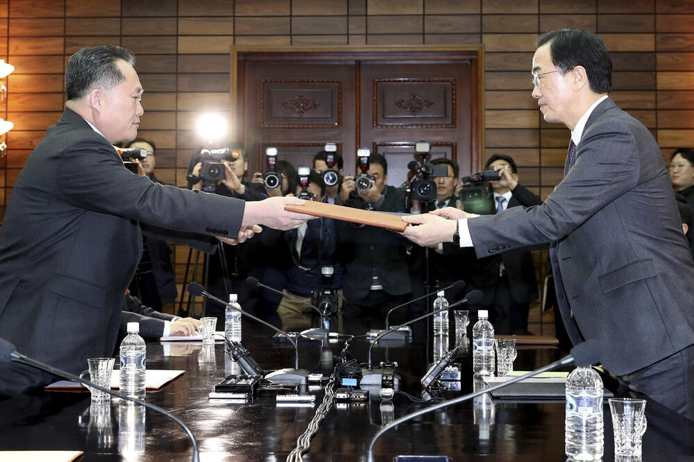 Zvaničnici Sjeverne i Južne Koreje, Foto: Beta