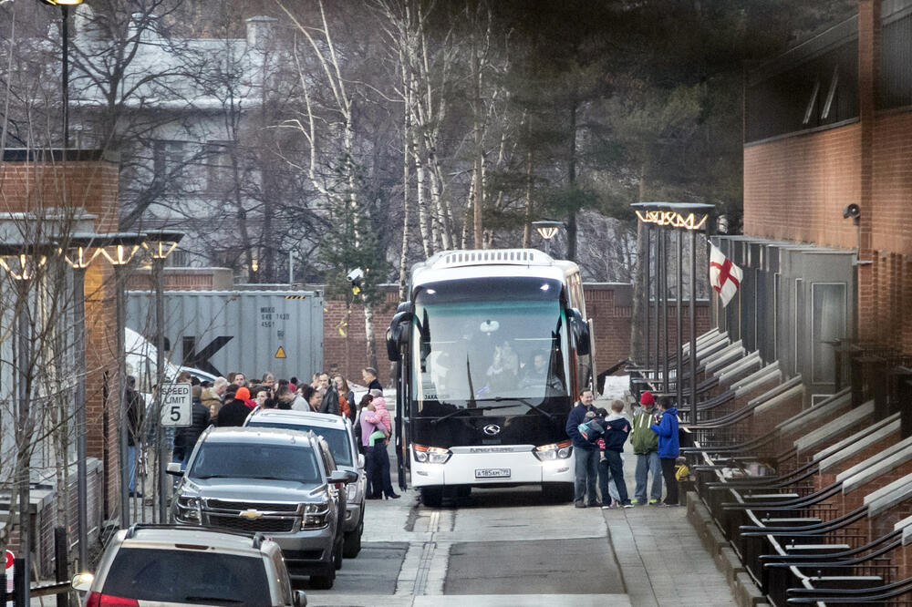 Autobus koji prevozi američke diplomate, Foto: Beta-AP