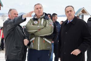 Đukanovićev skup može i u školi