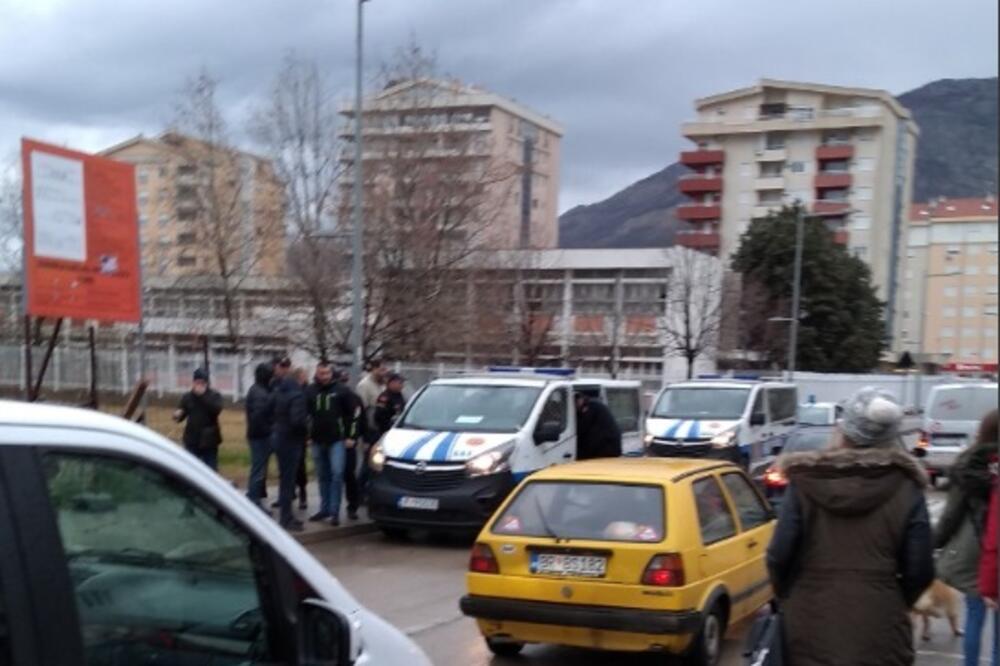 Policijska "marica" jutros kod gradilišta, Foto: Radomir Petrić