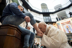 See how the Pope washes the feet of the prisoners