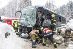 Austria: A bus ran off the road and hit a wall, 24 were injured...