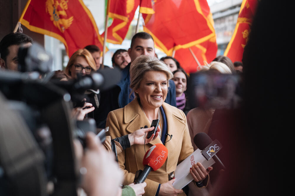 Draginja Vuksanović, predaja potpisa, Foto: Predsjednica.me