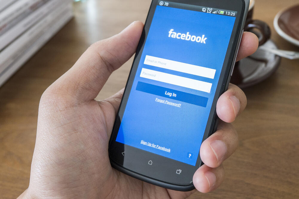android, Facebook, telefon, Foto: Shutterstock