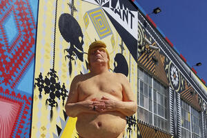 Skulptura golog Trampa na aukciji