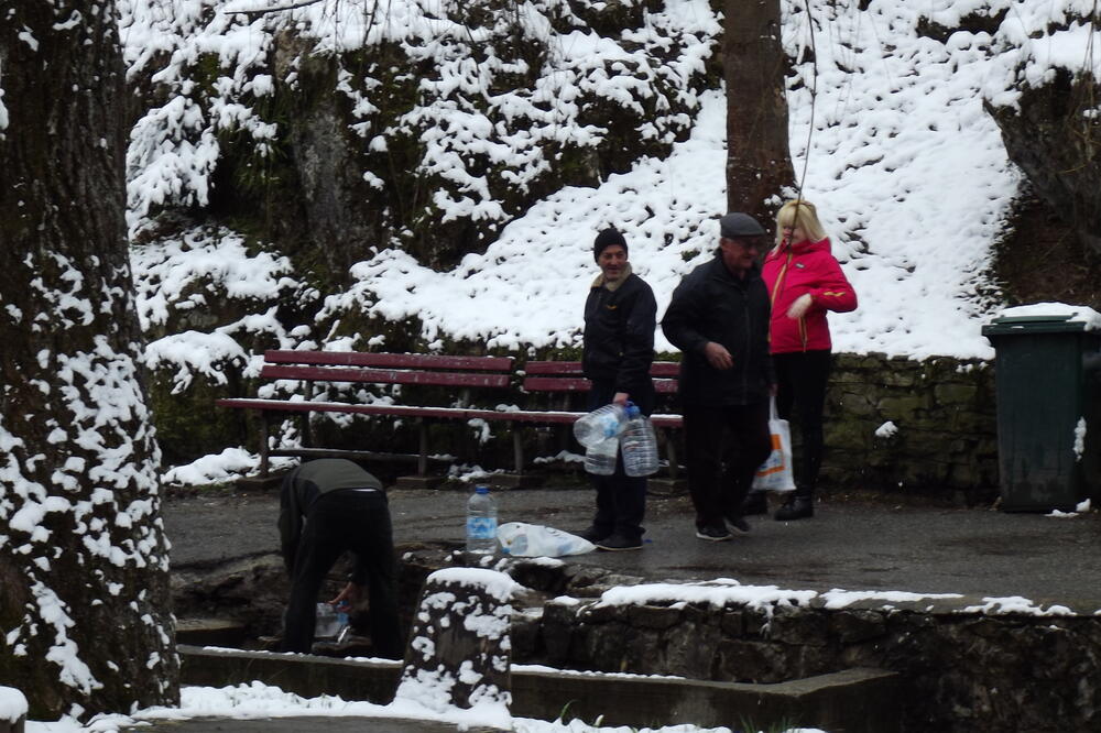 Izvor kod motela Vodice odakle građani donose vodu u periodu kada nije za upotrebu voda iz gradskog vodovoda, Pljevlja, Foto: Goran Malidžan