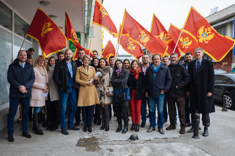 Draginja Vuksanović, predaja potpisa, Foto: SDP