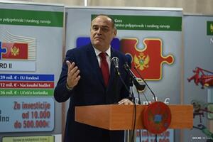Pljevlja: Simović uručio poljoprivrednicima rješenja o dodjeli...