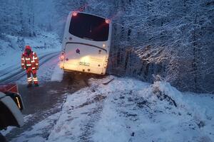 Autobus ekipe Teoda se zaustavio iznad provalije na putu Nikšić -...