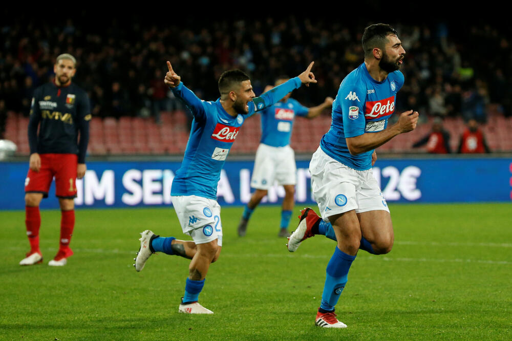 Lorenco Insinje Raul Albiol Napoli, Foto: Reuters