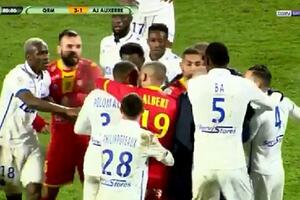 Pogledajte: Saigrači se potukli, rivali ih razdvajali