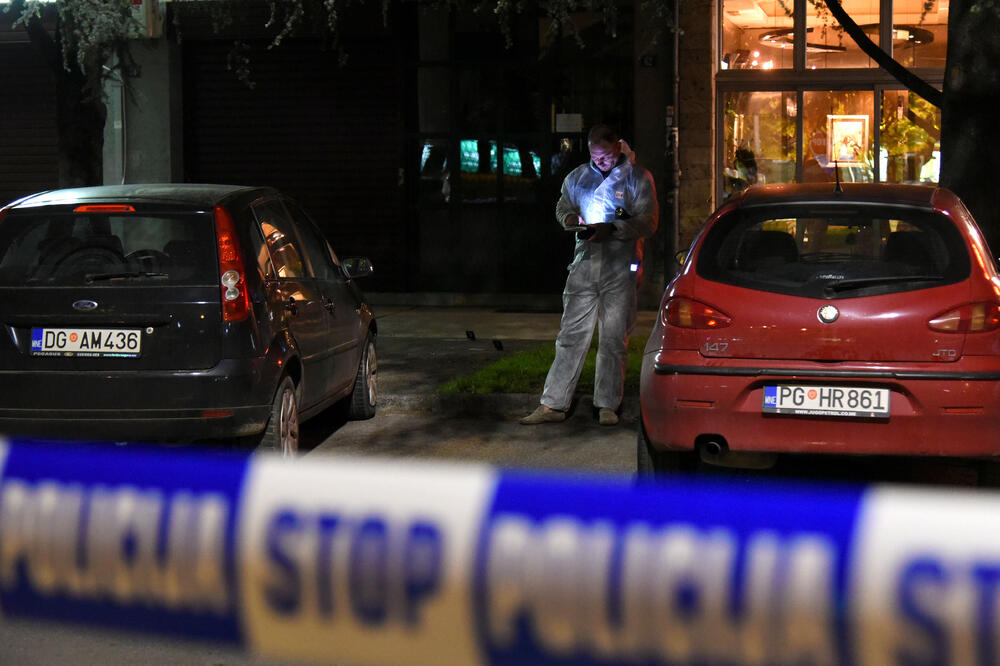 Da se ne ponovi: Uviđaj policije poslije napada na novinarku "Vijesti" Oliveru Lakić, Foto: Boris Pejović