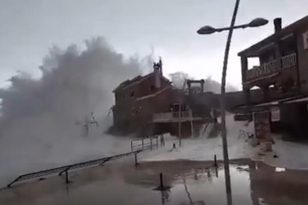 Petrovac, talasi, Foto: Printscreen