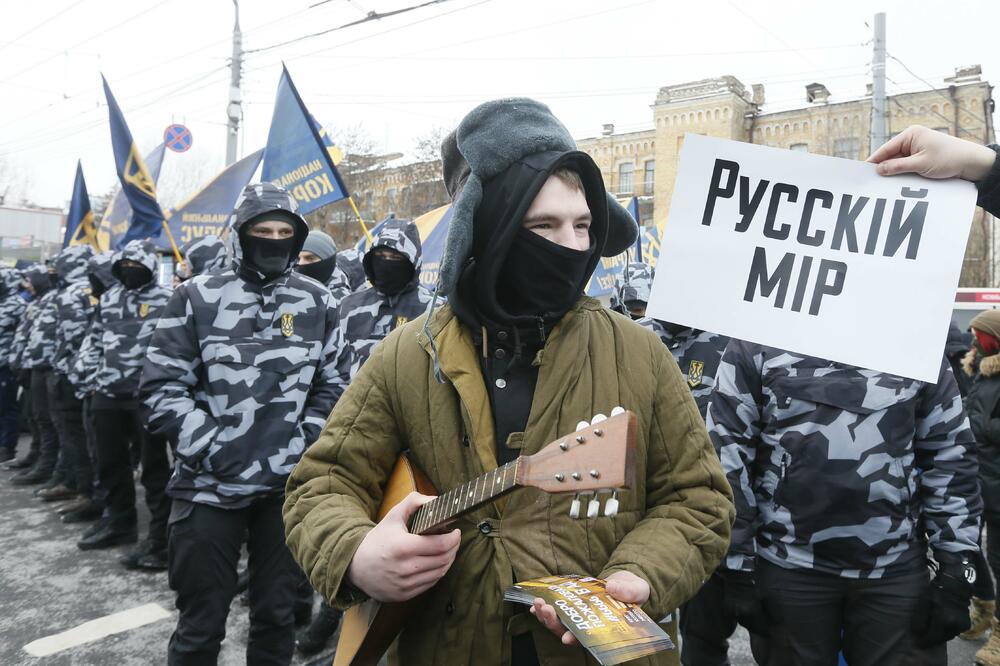 Ukrajinski nacionalisti ispred ruske ambasade u Kijevu, Foto: Reuters