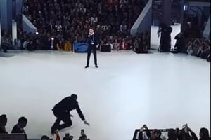 Lavrov pao izlazeći na binu: "Zapeo sam. Dobro je pa nisam na...