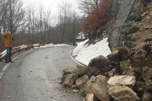 Odron na putu prema Lovćenu, otežan saobraćaj
