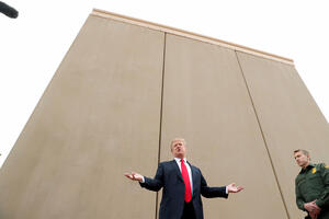 Tramp u Kaliforniji razgledao prototipe zida sa Meksikom