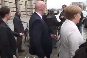 Pogledajte snimak: Muškarac pokušao da priđe Merkelovoj, pa uhapšen