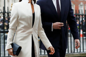 Buduća princeza ne štedi: Za događaj sa kraljicom obukla kaput od...