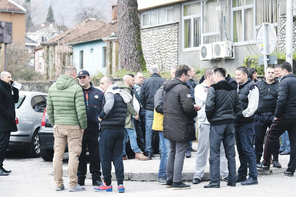 Službenici ZiksA Danilovgrad, protest, Foto: Boris Pejović