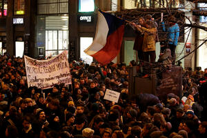 Desetine hiljada Čeha protestuje: "Neko ko je mlatio demonstrante...