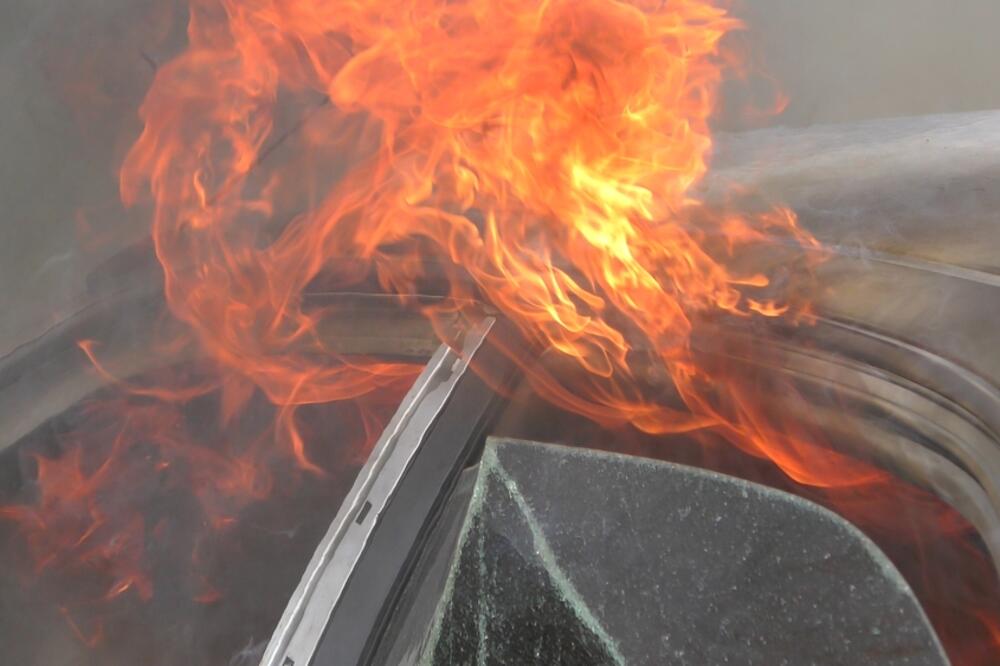 Zapaljeno vozilo, Foto: Shutterstock
