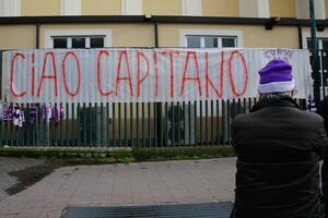 Ciao capitano: Suze u Firenci, navijači Fiorentine opraštaju se od...