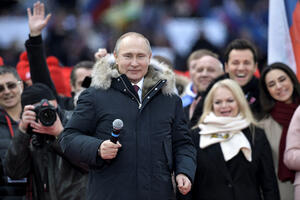 Na mitingu više od 130.000 ljudi? Putin sa okupljenima pjevao...
