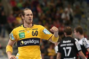 Vraća se poslije osam mjeseci putovanja oko svijeta da bi pomogao...