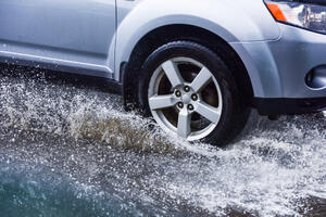 AMSCG: Saobraća se po mokrim i klizavim putevima