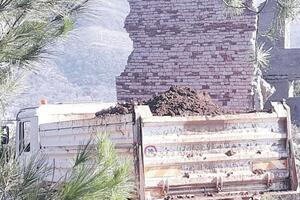 "Eurokeš" zatrpao plažu sa kubicima zemlje