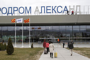 Sa aerodroma u Skoplju uklonjen spomenik Aleksandra Velikog