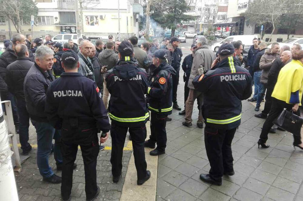 policija podrška batinašima, Foto: Savo Prelević