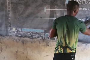 Pogledajte kako nastavnik iz Gane bez kompjutera objašnjava đacima...