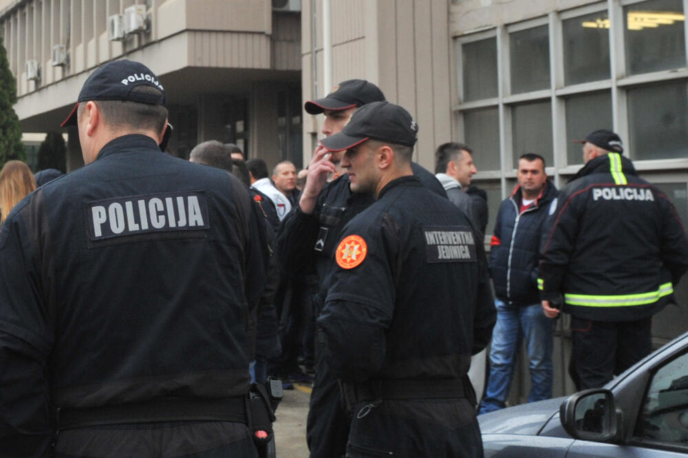 policajci Osnovni sud, Foto: Savo Prelević