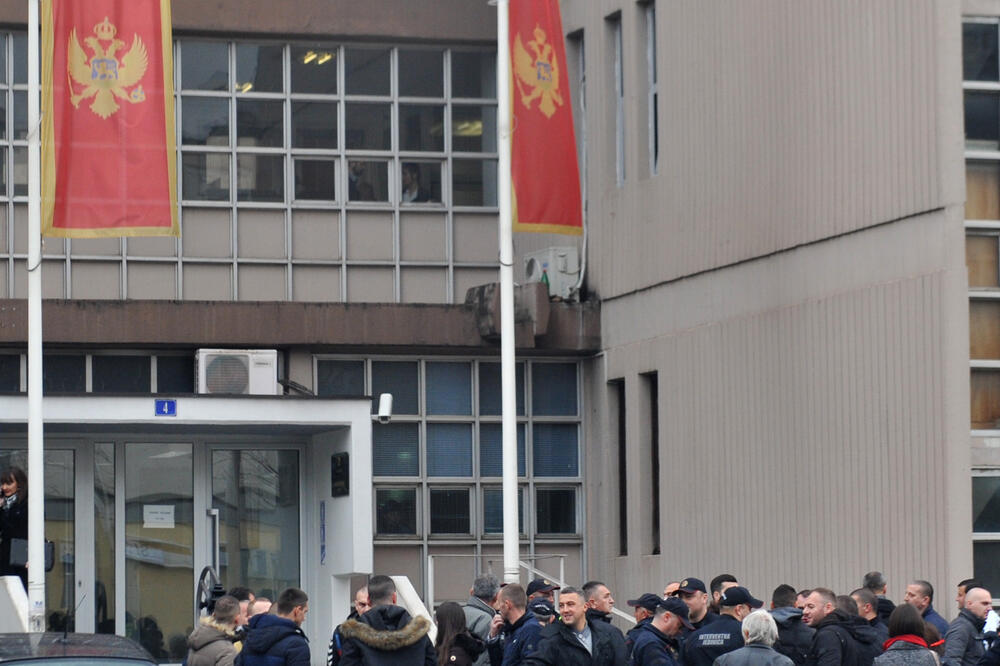 policajci Osnovni sud, Foto: Savo Prelević