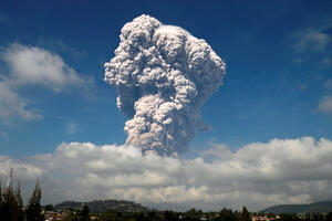 Vulkanska erupcija odnijela vrh indonežanske planine