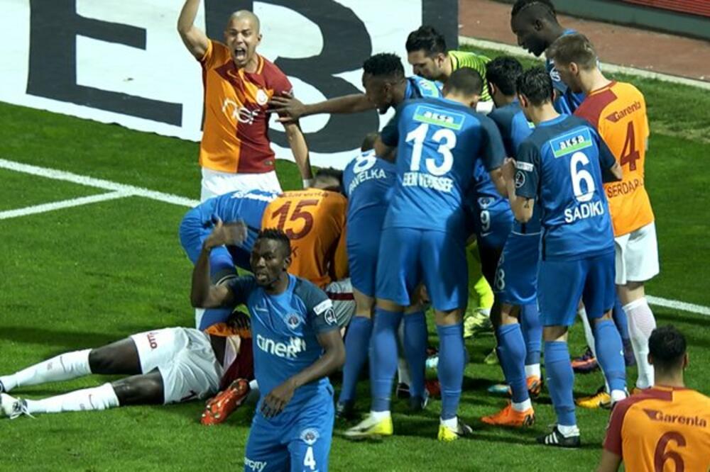 Gomis, Foto: Printscreen