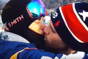 Čekao četiri godine: Američki skijaš na olimpijadi poljubio momka