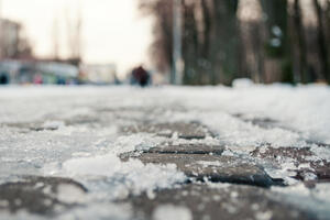 AMSCG: Oprezno zbog poledice i odrona