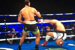 Kao da ga je udario kamion: Pogledajte kako je Britanac nokautirao...