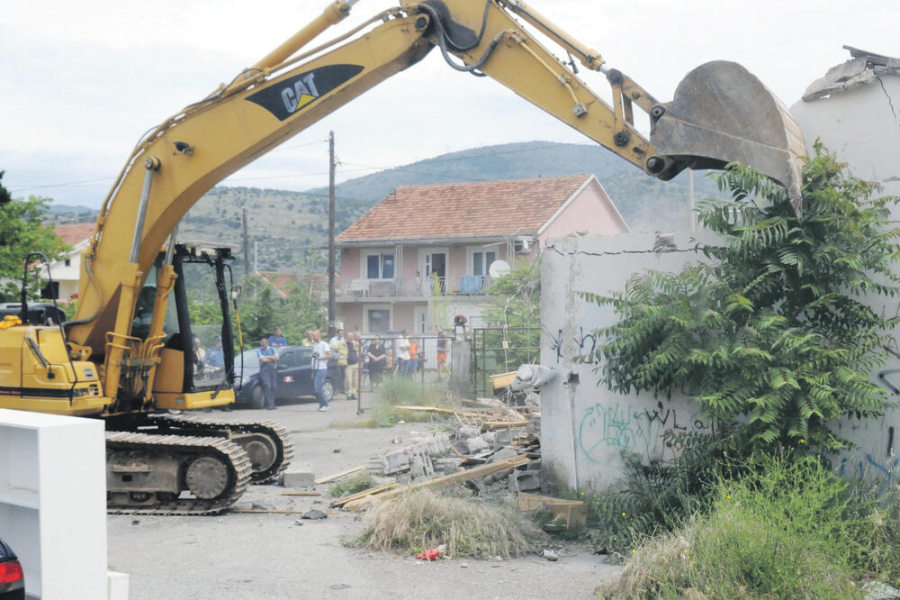 Rušenje nelegalnog objekta, Foto: Arhiva Vijesti