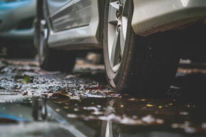 Vozite oprezno: Putevi mokri i klizavi, mogući odroni i jaki udari...