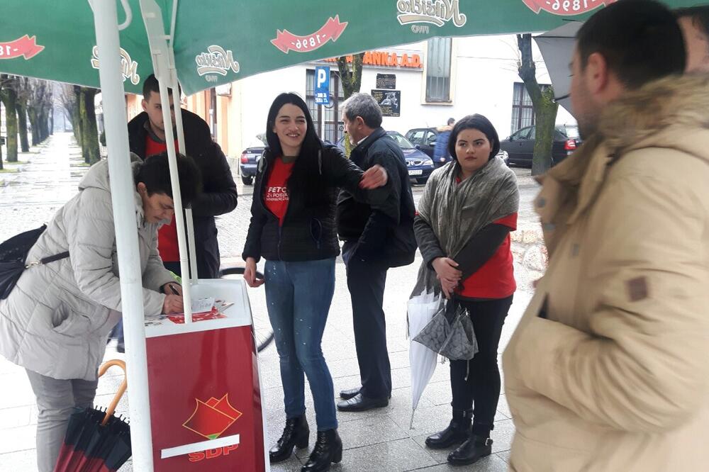SDP, potpisivanje peticije, Bijelo Polje, Foto: Jadranka Ćetković