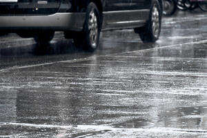 AMSCG: Oprezno vozite zbog mokrih i klizavih puteva