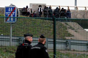Francuska: Migranti pucali i tukli se metalnim šipkama, pet osoba...