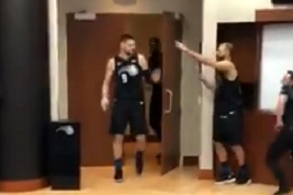 Vučević ulazi u svlačionicu, Foto: Twitter