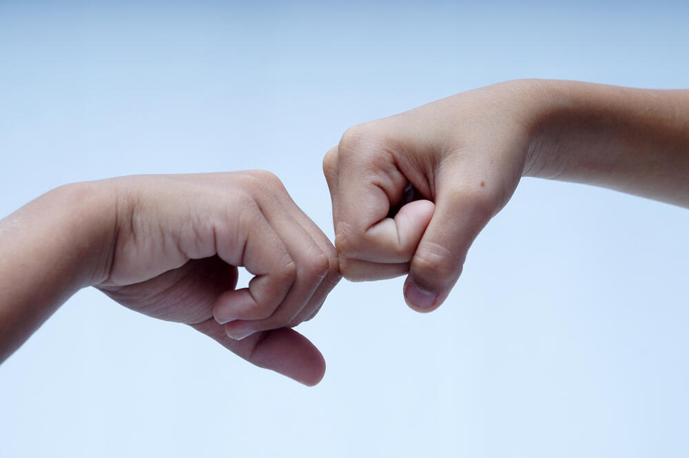 ruke, braća, Foto: Shutterstock