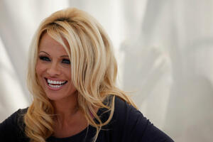 Zaljubljena Pamela Anderson: Zbog 18 godina mlađeg fudbalera se...