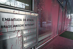 Berlin: Kamenicama i farbom na ambasadu Brazila